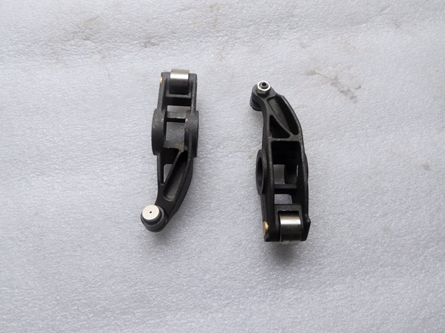 东风康明斯6BT进排气摇臂 3901811 3901810-1.jpg